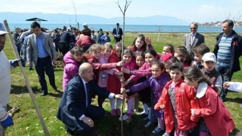 İznik'te Minikler Fidan Dikti