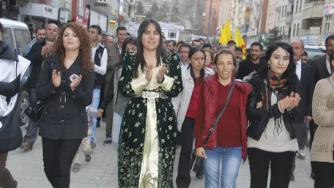 Hakkari'de Öğretmen Anısına Yürüyüş Düzenlendi