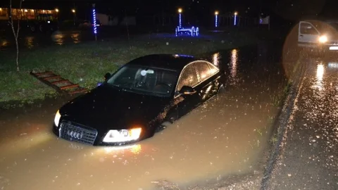 Edirne'de Lüks Araç Su Kanalına Düştü
