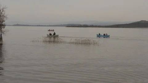 Bursa Gölyazı'da Balıkçılar Tekne Turu Yapıyor