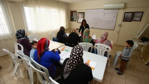 Bayraklı'da Okuma Yazma Kursları Başarıyla Tamamlandı
