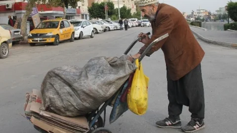 79 Yaşında Ekmek Parası İçin Kağıt Topluyor