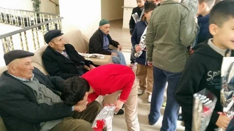 Çağlayan Gençlik Merkezi Huzurevini Ziyaret Etti