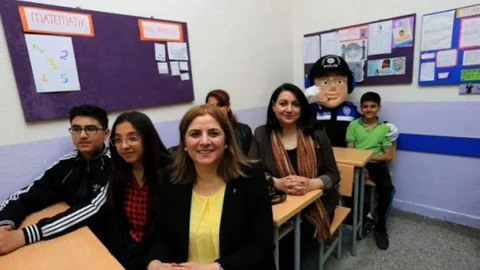 Amasya'da Polis Eşlerinden Okul Boyama Faaliyeti