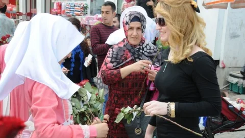 Batman'da Gül Dağıtımı Etkinliği