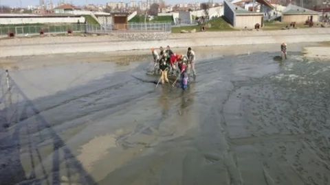 Kayseri'de Su Kuşları Göleti Temizleniyor