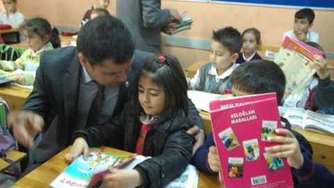 Manavgat'ta Öğrencilere Hikaye Kitapları Dağıtıldı