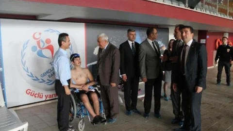Engelli Sporcular Yüzme Eğitimi Alıyor