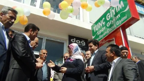 Erciş'te Yeni Giyim Mağazası Açıldı