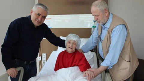 103 Yaşındaki Nine Ağrılarından Kurtuldu
