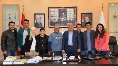 Hendek'te Genç Tiyatrocular Başkan Püsküllü'yü Ziyaret Etti
