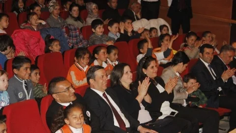 Hakkari'de Çocuklar Dans Etti