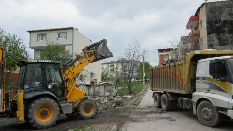 Körfez'de Metruk Yapılar Yıkılıyor
