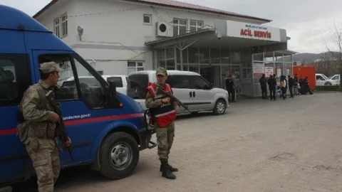 Bingöl'de Askeri Araç Devrildi