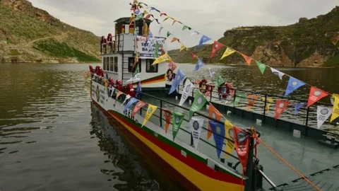 Eğil'de Feribot Hizmeti Başladı