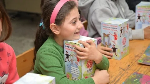 Karesi'deki Çocuklar Kukla Yapıyor