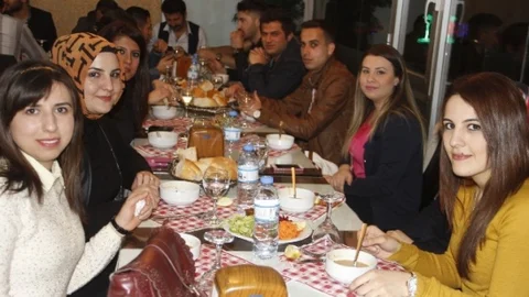 Hakkari'de Öğretmenler Halay Çekti