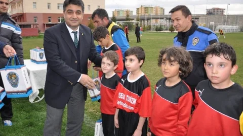 Sivas'ta Polisler Çocuklarla Futbol Oynadı