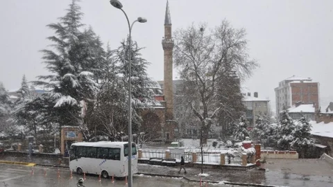 Bozüyük'te Nisan Ayında Kar Yağışı