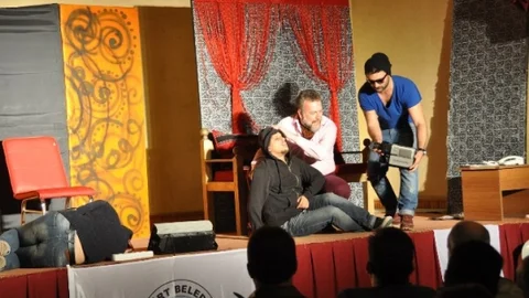 Eleşkirt'te Tiyatro Oyunu Sergilendi