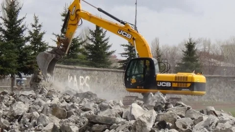 Kars Atatürk Stadı Yıkımına Başlandı