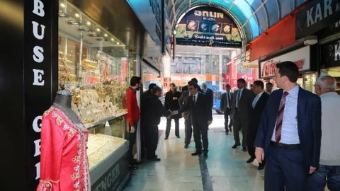 Kayseri'de Vali Düzgün Esnafı Ziyaret Etti