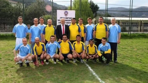 Amasya'da Polisler Gazetecilerle Futbol Oynadı