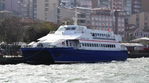 Bandırma'da Fırtına Deniz Ulaşımını Olumsuz Etkiliyor