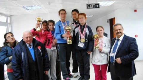 Burhaniyeli Sporcular Madalyaları Topladı