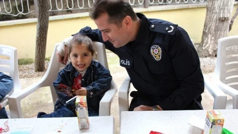 Batman'da Minik Öğrenciler Polisleri Ziyaret Etti