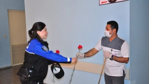 Şırnak'ta Polislerden Karanfil İkramı