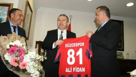 Düzce'de Vali'ye Forma Hediye Edildi