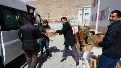 Adilcevaz'da Öğrencilerden Kitap Bağışı