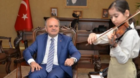 Mersinli Minik Kemancıdan Vali'ye Konser
