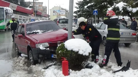 Bolu’da Kaza: Direğe Çarpan Otomobil