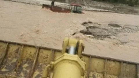 Yenipazar'da Traktör Sel Sularına Kapıldı