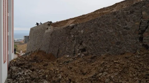 Trabzon'da İstinat Duvarı Çöktü