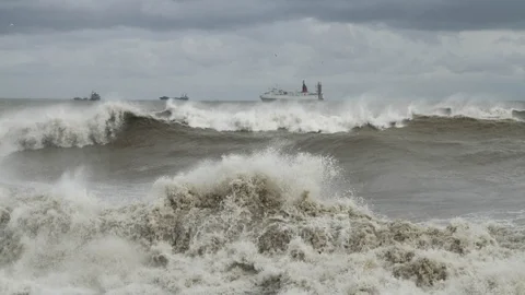 Karadeniz'de Şiddetli Fırtına Etkili Oluyor