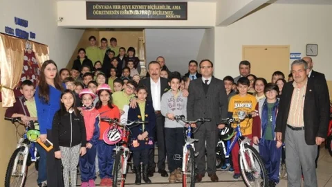 İzmit’te Öğrencilere Bisiklet Dağıtımı Sürekli Devam Ediyor