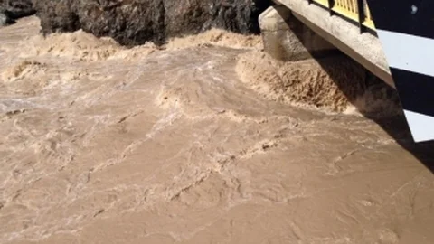 Erzurum'da Sel Suları Yolu Kapattı
