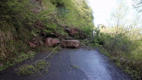 Ereğli'de Heyelan Nedeniyle Kapanan Yol Yeniden Açılmaya Çalışılıyor