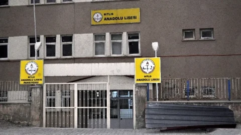 Bitlis'te Şiddetli Rüzgar Etkili Oldu