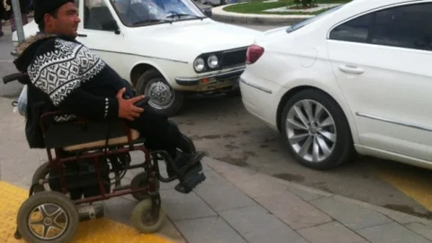Alaşehir'de Engellilerin Yürüyüş Bantları Engel Altında