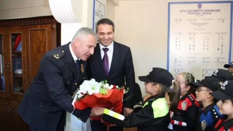 Oltu'da Öğrenciler Polis Kıyafetleriyle Emniyeti Ziyaret Etti