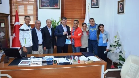 Balıkesir'de Maratoncular Başkan Arslan'ı Ziyaret Etti
