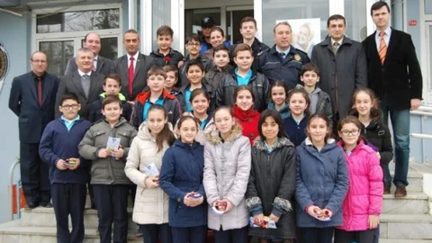 Atatürk Ortaokulu'ndan Karanfil Jesti