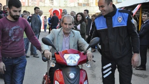 Tunceli'de Engellilere Akülü Araç Dağıtımı