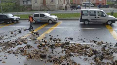 Karadeniz'in Fırtınası Sahil Yolunu Etkiledi