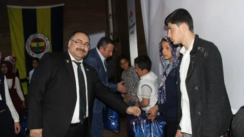 Fenerbahçe'den Çocuklara Forma Dağıtımı