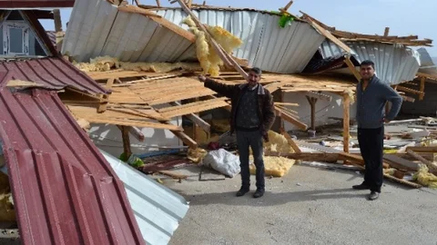 Bitlis'te Şiddetli Rüzgar Hasara Yol Açtı